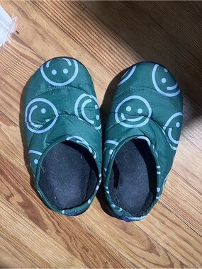BAGGU Green Smiley Quilted Slip-On Slippers
